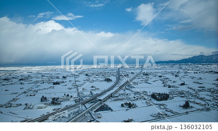 積雪で白くなった冬の黒部市 136032105