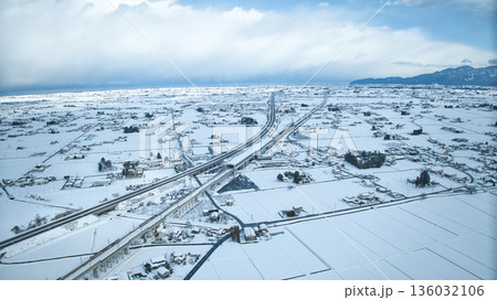 積雪で白くなった冬の黒部市 積雪で白くなった冬の黒部市 136032106