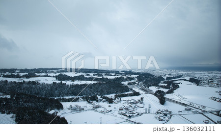 積雪で白くなった冬の黒部市 136032111