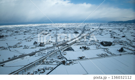 積雪で白くなった冬の黒部市 136032112