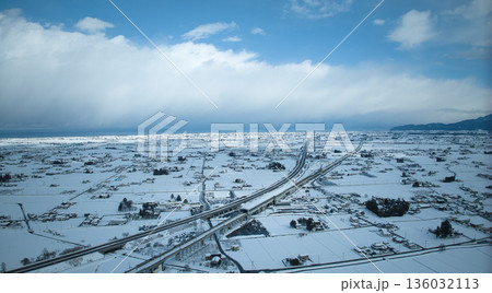積雪で白くなった冬の黒部市 積雪で白くなった冬の黒部市 136032113