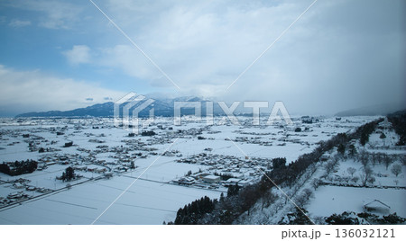 積雪で白くなった冬の黒部市 136032121
