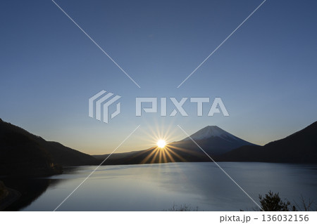 富士山 朝日 富士山 朝日 136032156
