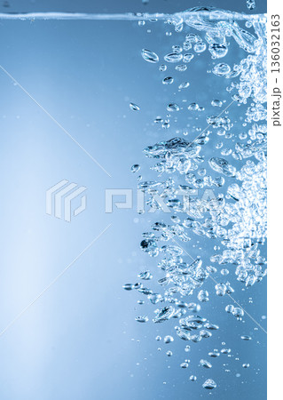 水を注ぐ 水を注ぐ 136032163