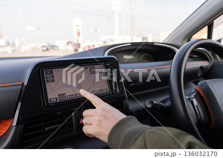 自動車を運転する人 136032170