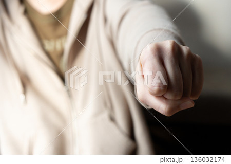 拳を握った女性の手 拳を握った女性の手 136032174