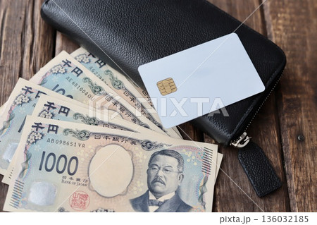 ICチップ付のクレジットカードと千円札と長財布　家計イメージ 136032185
