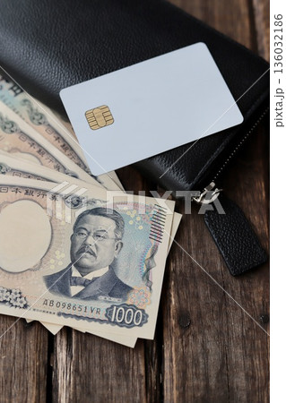 ICチップ付のクレジットカードと千円札と長財布 家計イメージ ICチップ付のクレジットカードと千円札と長財布 家計イメージ 136032186