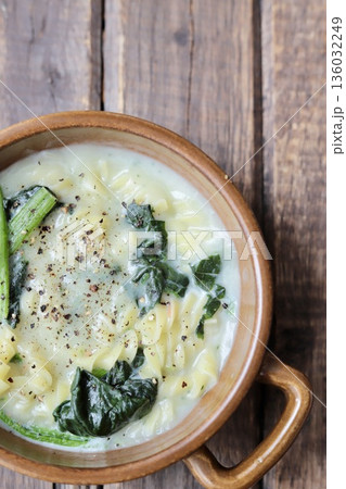 ショートパスタとほうれん草のクリームスープ 136032249