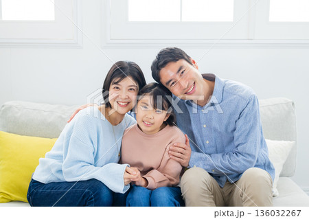 ソファに座る家族 136032267
