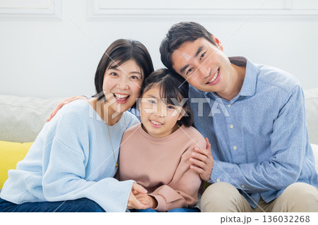 ソファに座る家族 136032268