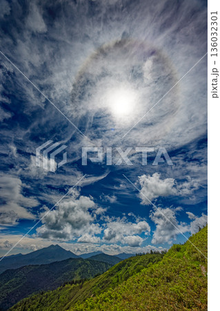 会津駒ヶ岳・大津岐峠から見る燧ヶ岳・至仏山と日暈 会津駒ヶ岳・大津岐峠から見る燧ヶ岳・至仏山と日暈 136032301