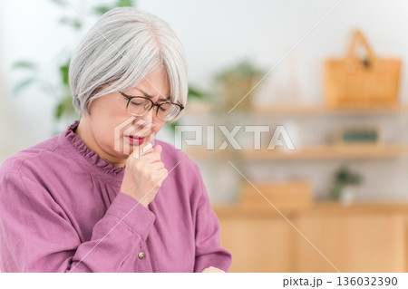 せき,喘息,肺炎気管支炎に悩むグレイヘアのシニア女性 136032390