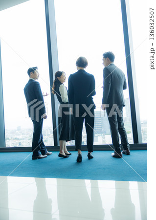 立ち話をするビジネスパーソン 　 136032507