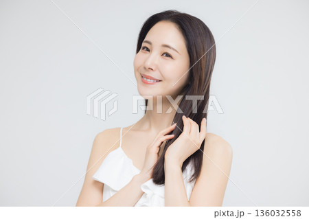 ヘアケアイメージ 若い女性 ヘアケアイメージ 若い女性 136032558