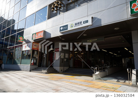 都営新宿線篠崎駅の改札口、江戸川区の篠崎駅 136032584