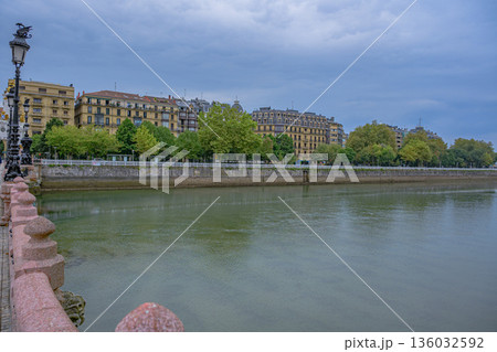 サンセバスチャン、旧市街、街並み、寺院、真夏、スペイン サンセバスチャン、旧市街、街並み、寺院、真夏、スペイン 136032592