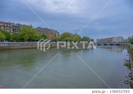 サンセバスチャン、旧市街、街並み、寺院、真夏、スペイン 136032593