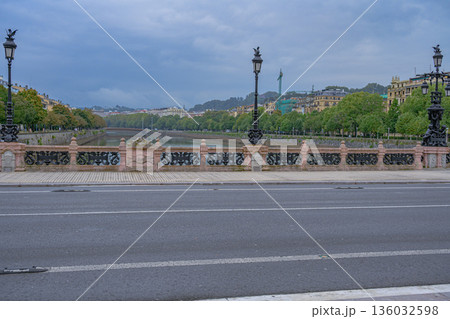 サンセバスチャン、旧市街、街並み、寺院、真夏、スペイン 136032598