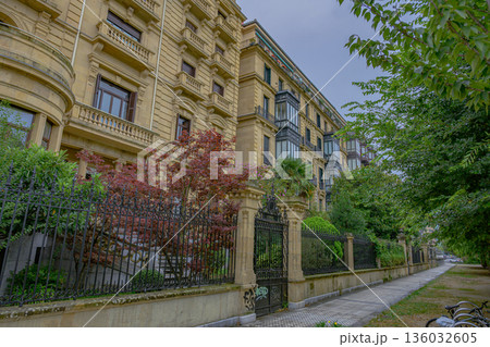 サンセバスチャン、旧市街、街並み、寺院、真夏、スペイン 136032605