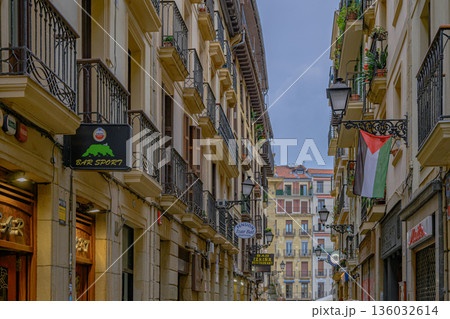サンセバスチャン、旧市街、街並み、寺院、真夏、スペイン 136032614