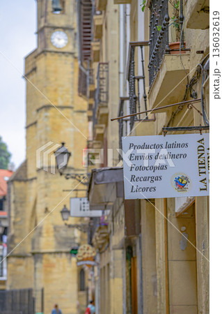 サンセバスチャン、旧市街、街並み、寺院、真夏、スペイン 136032619