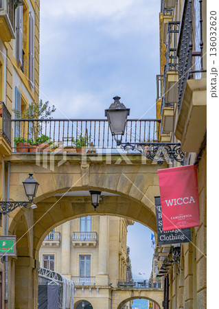 サンセバスチャン、旧市街、街並み、寺院、真夏、スペイン 136032620