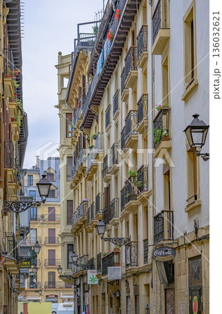 サンセバスチャン、旧市街、街並み、寺院、真夏、スペイン 136032621