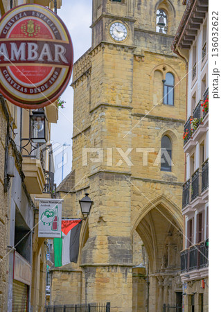 サンセバスチャン、旧市街、街並み、寺院、真夏、スペイン 136032622