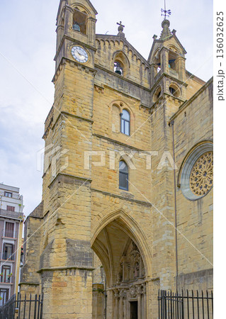 サンセバスチャン、旧市街、街並み、寺院、真夏、スペイン 136032625