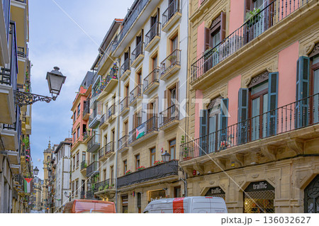 サンセバスチャン、旧市街、街並み、寺院、真夏、スペイン 136032627