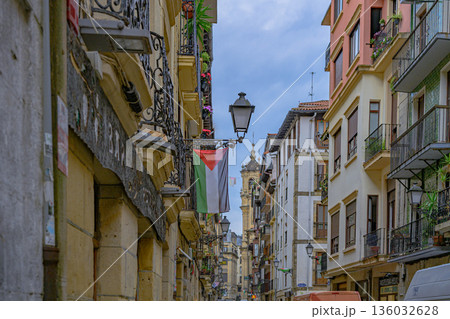 サンセバスチャン、旧市街、街並み、寺院、真夏、スペイン 136032628