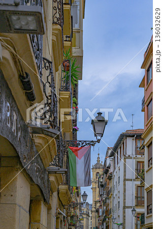 サンセバスチャン、旧市街、街並み、寺院、真夏、スペイン 136032629