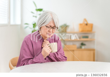 胸痛で苦しくて胸を抑えるシニア女性（誤嚥,むせる,嚥下機能） 136032656