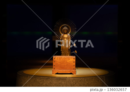 展示空間に佇む仏像全身像 136032657