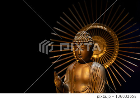 光背に浮かぶ仏像の上半身　静寂と余白 136032658