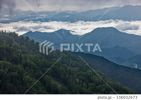 会津駒ヶ岳稜線から朝の山並みと雲海 会津駒ヶ岳稜線から朝の山並みと雲海 136032673