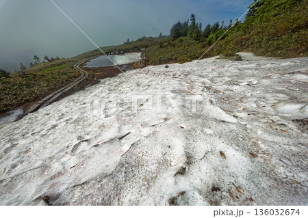 会津駒ヶ岳稜線の残雪と駒ノ大池・駒の小屋 136032674