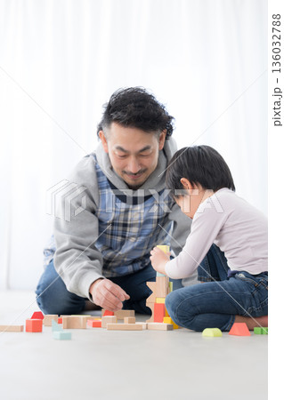 保育園や幼稚園の先生と子供たち 積み木で遊ぶお世話する先生 保育園や幼稚園の先生と子供たち 積み木で遊ぶお世話する先生 136032788