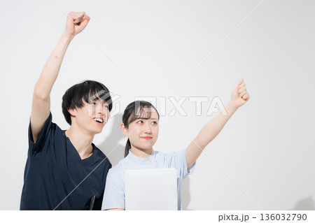 白背景の爽やかな看護師イメージの若い男女 新卒採用や転職の求人などに ガッツポーズ 白背景の爽やかな看護師イメージの若い男女 新卒採用や転職の求人などに ガッツポーズ 136032790