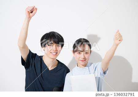 白背景の爽やかな看護師イメージの若い男女 新卒採用や転職の求人などにカメラ目線 ガッツポーズ 白背景の爽やかな看護師イメージの若い男女 新卒採用や転職の求人などにカメラ目線 ガッツポーズ 136032791