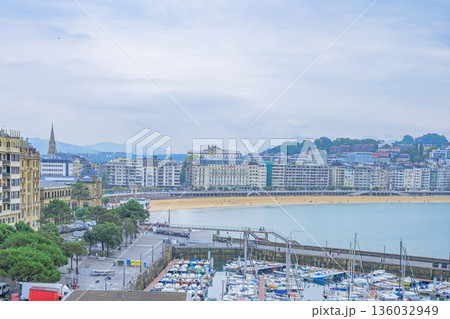 サンセバスチャン、海の見える街、港町、真夏、スペイン サンセバスチャン、海の見える街、港町、真夏、スペイン 136032949