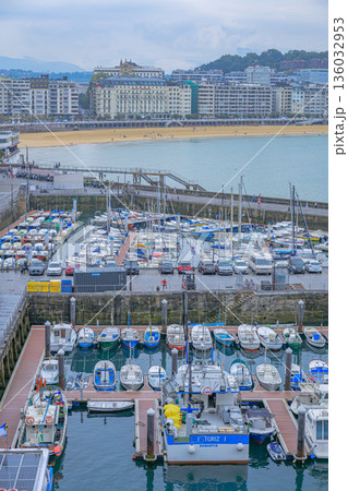サンセバスチャン、海の見える街、港町、真夏、スペイン サンセバスチャン、海の見える街、港町、真夏、スペイン 136032953