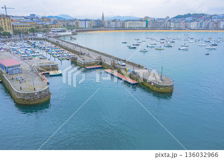 サンセバスチャン、海の見える街、港町、真夏、スペイン サンセバスチャン、海の見える街、港町、真夏、スペイン 136032966