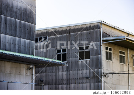 工場外壁　アスベスト建材 136032998