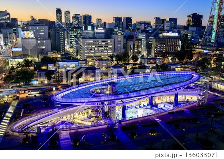 名古屋市、愛知芸術文化センターの展望回廊から眺めるオアシス21の夜景 136033071