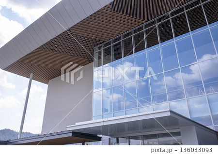 鳥取県立美術館と青空 136033093