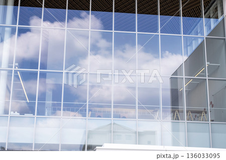 鳥取県立美術館と青空 136033095