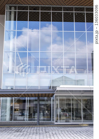 鳥取県立美術館と青空 136033096