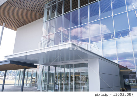 鳥取県立美術館と青空 136033097